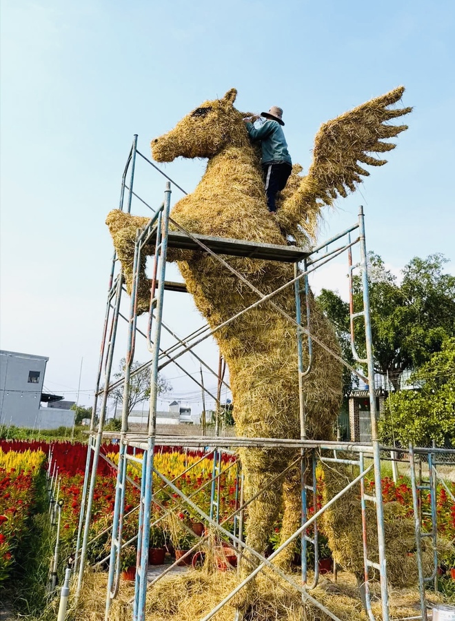Linh vật ngựa rơm độc lạ ngay trong vườn hoa h&uacute;t kh&aacute;ch check-in - Ảnh 1.