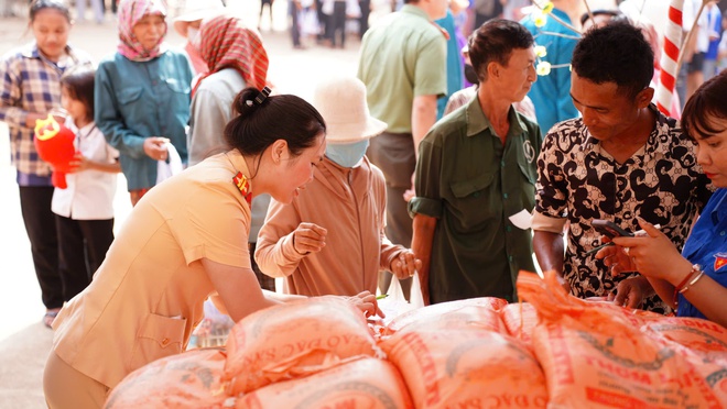 CSGT Đồng Nai 'sưởi ấm bi&ecirc;n cương' tại x&atilde; Lộc Thạnh- Ảnh 2.