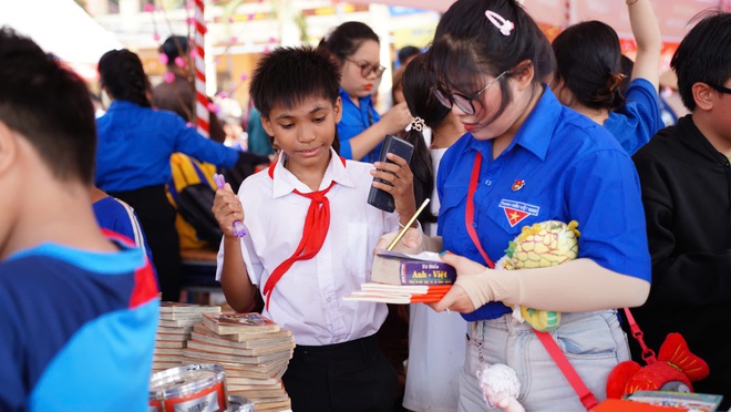 CSGT Đồng Nai 'sưởi ấm bi&ecirc;n cương' tại x&atilde; Lộc Thạnh- Ảnh 3.