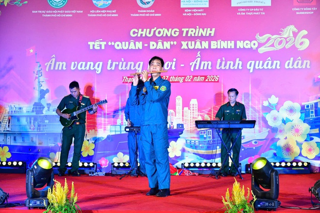 Bộ đội TP.HCM mang 'Tết qu&acirc;n d&acirc;n' đến với b&agrave; con x&atilde; đảo Thạnh An- Ảnh 11.