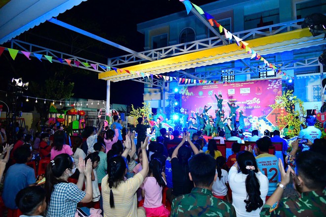 Bộ đội TP.HCM mang 'Tết qu&acirc;n d&acirc;n' đến với b&agrave; con x&atilde; đảo Thạnh An- Ảnh 10.