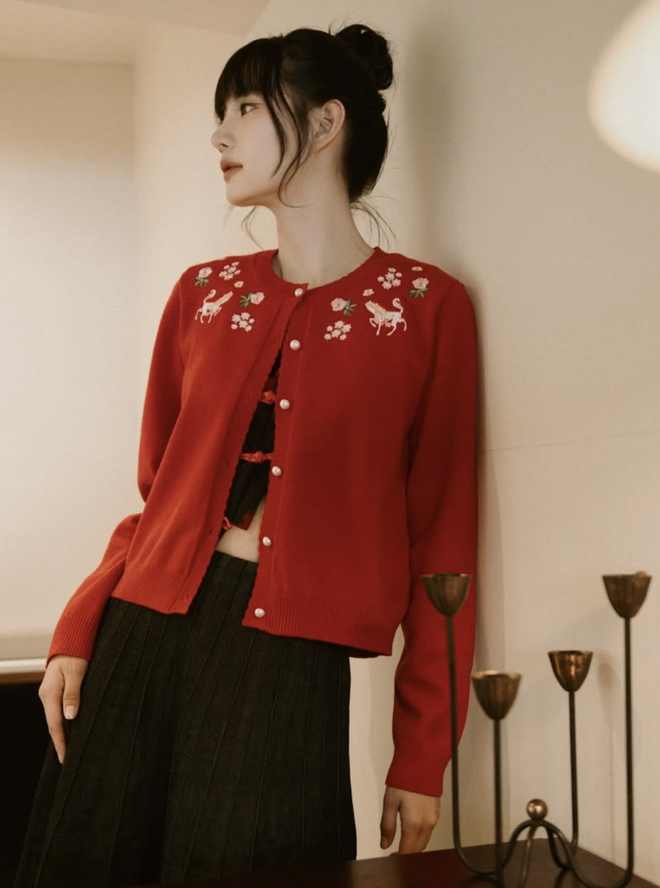 Áo cardigan mềm mại, món đồ 'chân ái' cho tiết trời xuân se lạnh- Ảnh 2.