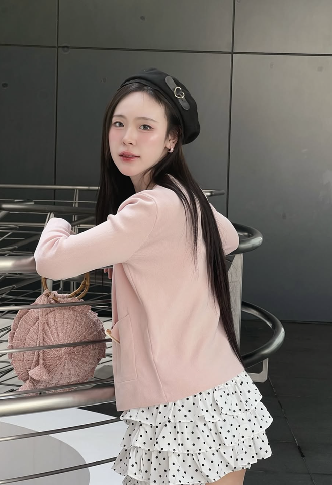 Áo cardigan mềm mại, món đồ 'chân ái' cho tiết trời xuân se lạnh- Ảnh 6.