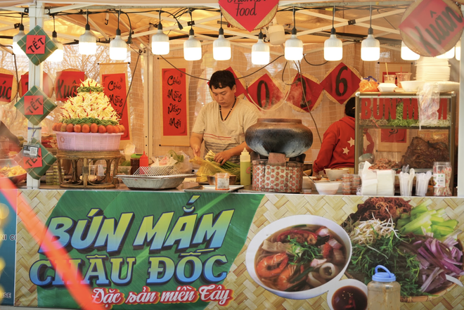 Lễ hội ẩm thực xu&acirc;n ở Cần Giờ đ&ocirc;ng nghịt kh&aacute;ch - Ảnh 3.