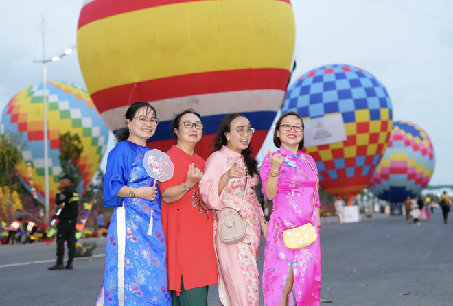 D&agrave;n khinh kh&iacute; cầu, d&ugrave; lượn rực rỡ bầu trời Cần Giờ- Ảnh 2.