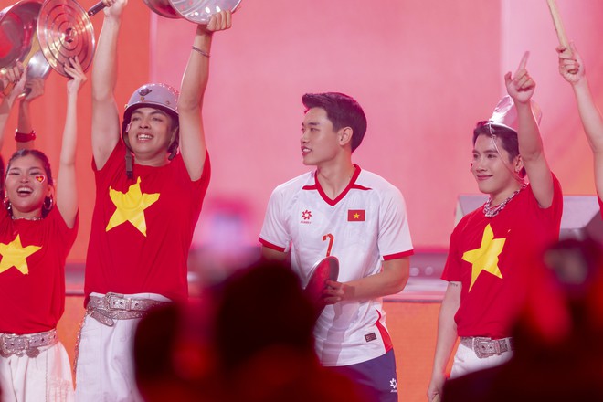 Đ&igrave;nh Bắc t&aacute;i hiện khoảnh khắc ăn mừng tr&ecirc;n s&acirc;n khấu WeChoice Awards, &lsquo;cương quyết&rsquo; kh&ocirc;ng chịu h&eacute; lộ b&iacute; mật&hellip;- Ảnh 7.