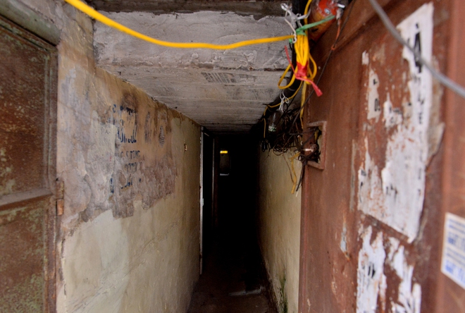 Những con ng&otilde; nhỏ tại phố cổ H&agrave; Nội quanh năm kh&ocirc;ng thấy &aacute;nh s&aacute;ng mặt trời- Ảnh 12.