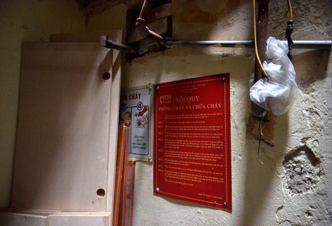 Những con ng&otilde; nhỏ tại phố cổ H&agrave; Nội quanh năm kh&ocirc;ng thấy &aacute;nh s&aacute;ng mặt trời- Ảnh 8.