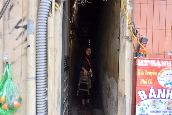 Những con ng&otilde; nhỏ tại phố cổ H&agrave; Nội quanh năm kh&ocirc;ng thấy &aacute;nh s&aacute;ng mặt trời- Ảnh 13.
