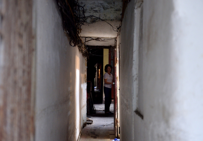 Những con ng&otilde; nhỏ tại phố cổ H&agrave; Nội quanh năm kh&ocirc;ng thấy &aacute;nh s&aacute;ng mặt trời- Ảnh 14.