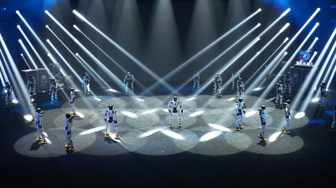 Lần đầu ti&ecirc;n tr&ecirc;n thế giới: Robot m&uacute;a lửa, h&aacute;t kịch l&agrave;m chủ s&acirc;n khấu nghệ thuật - Ảnh 7.