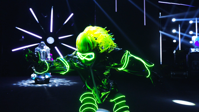 Lần đầu ti&ecirc;n tr&ecirc;n thế giới: Robot m&uacute;a lửa, h&aacute;t kịch l&agrave;m chủ s&acirc;n khấu nghệ thuật - Ảnh 4.