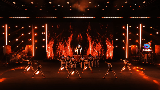 Lần đầu ti&ecirc;n tr&ecirc;n thế giới: Robot m&uacute;a lửa, h&aacute;t kịch l&agrave;m chủ s&acirc;n khấu nghệ thuật - Ảnh 1.