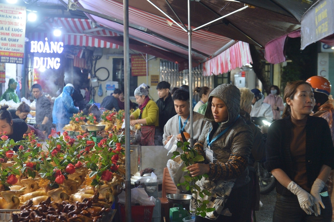 G&agrave; c&aacute;nh ti&ecirc;n gi&aacute; nửa triệu tại chợ 'nh&agrave; gi&agrave;u' ch&aacute;y h&agrave;ng dịp &ocirc;ng C&ocirc;ng, &ocirc;ng T&aacute;o- Ảnh 2.
