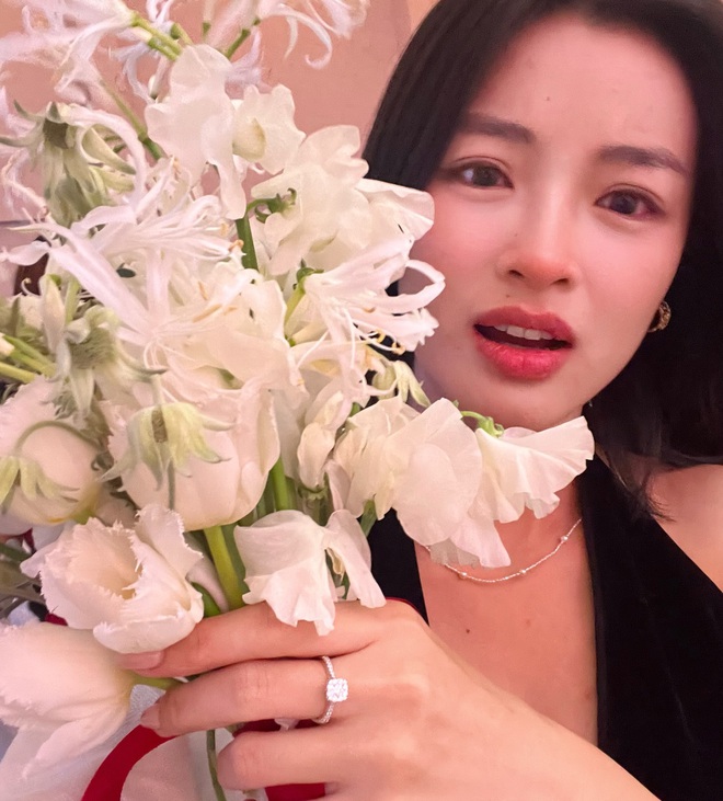 N&agrave;ng thơ Lan Thy được cầu h&ocirc;n bởi nhạc trưởng Dustin Ti&ecirc;u tại tiệc cưới - Ảnh 1.