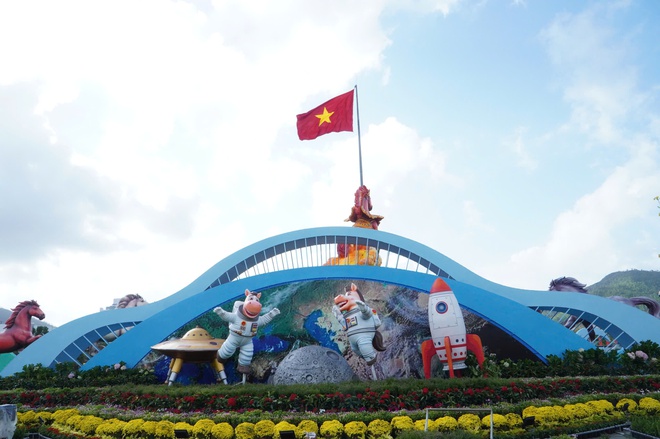 Linh vật ngựa mặt 'cọc' g&acirc;y sốt phố biển Quy Nhơn- Ảnh 5.