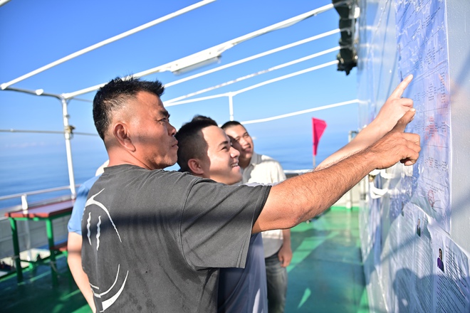 Những l&aacute; phiếu bầu cử đầu ti&ecirc;n nơi đầu s&oacute;ng - Ảnh 3.