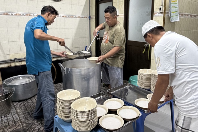 Sau 18 giờ 8 phút, người dân hẻm kiêng rượu bia, thịt heo ở TP.HCM ăn gì?- Ảnh 9.