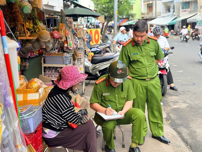 Quản l&yacute; vỉa h&egrave; tp . Hcm: T&aacute;i lập mỹ quan đ&ocirc; thị năm 2026 - Ảnh 3.