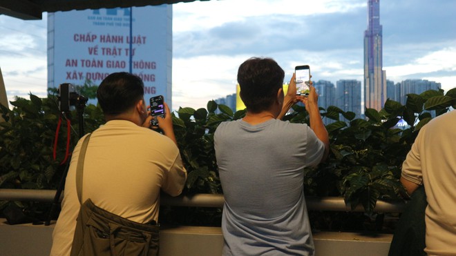 'Mặt trời trứng muối' mỗi chiều, thu hút nhiều người đi ngắm- Ảnh 3. 'Mặt trời trứng muối' mỗi chiều, thu hút nhiều người đi ngắm- Ảnh 3.