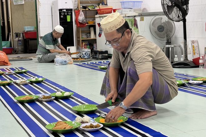 Sau 18 giờ 8 phút, người dân hẻm kiêng rượu bia, thịt heo ở TP.HCM ăn gì?- Ảnh 8.