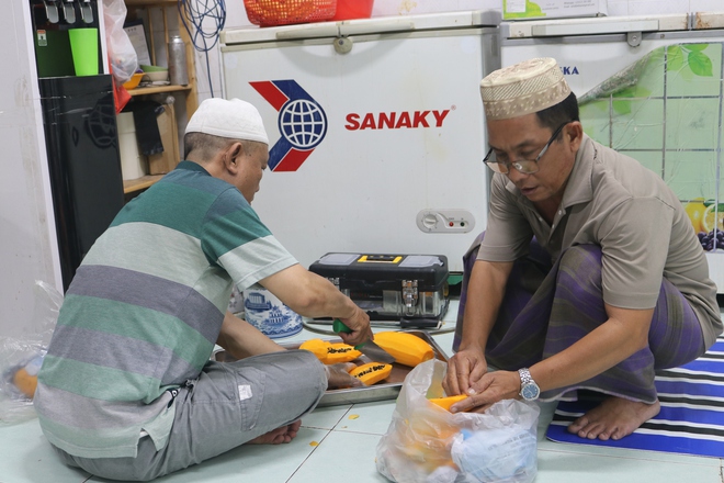 Sau 18 giờ 8 phút, người dân hẻm kiêng rượu bia, thịt heo ở TP.HCM ăn gì?- Ảnh 10.