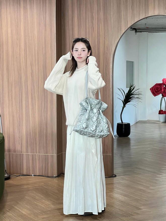 Chân váy trắng mang đến phong cách dịu dàng cho những ngày nắng- Ảnh 7.