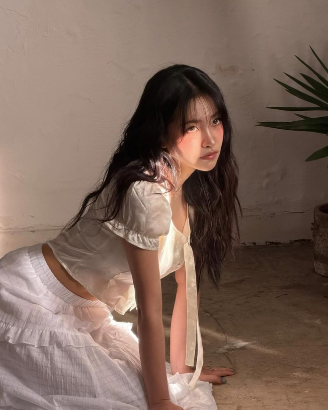 Chân váy trắng mang đến phong cách dịu dàng cho những ngày nắng- Ảnh 5.
