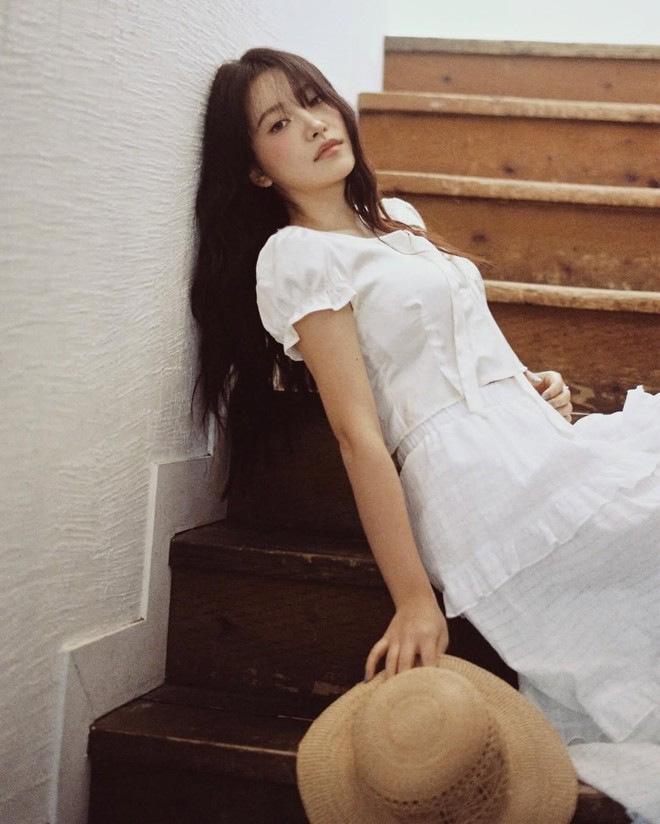 Chân váy trắng mang đến phong cách dịu dàng cho những ngày nắng- Ảnh 6.