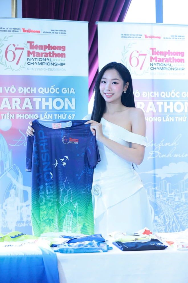 Hơn 12.000 VĐV giải v&ocirc; địch quốc gia marathon: 'Đ&oacute;n &aacute;nh b&igrave;nh minh' tại Kh&aacute;nh H&ograve;a- Ảnh 6.