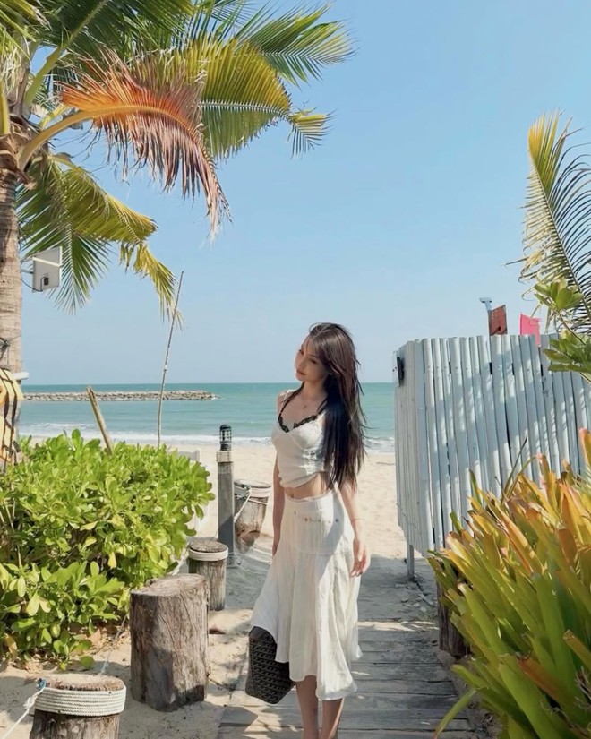 Chân váy trắng mang đến phong cách dịu dàng cho những ngày nắng- Ảnh 3.