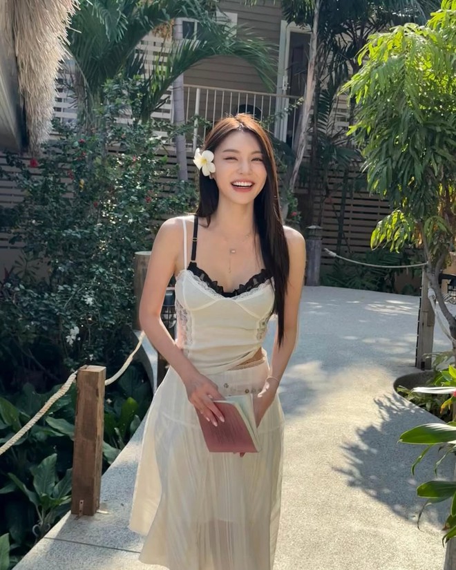 Chân váy trắng mang đến phong cách dịu dàng cho những ngày nắng- Ảnh 2.