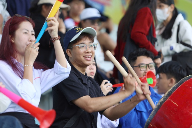 TNSV THACO cup 2026: Kh&aacute;n đ&agrave;i SVĐ Trường ĐH Nha Trang chật k&iacute;n kh&aacute;n giả- Ảnh 14.