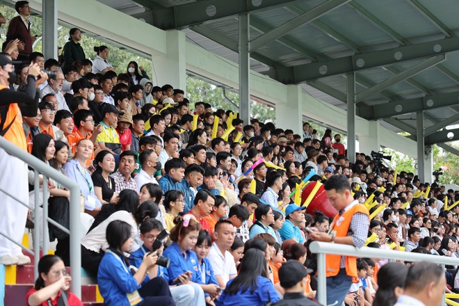 TNSV THACO cup 2026: Kh&aacute;n đ&agrave;i SVĐ Trường ĐH Nha Trang chật k&iacute;n kh&aacute;n giả- Ảnh 16.