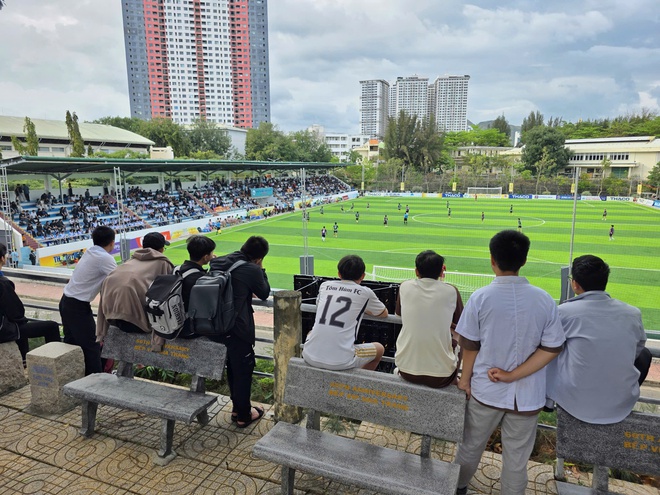 TNSV THACO cup 2026: Kh&aacute;n đ&agrave;i SVĐ Trường ĐH Nha Trang chật k&iacute;n kh&aacute;n giả- Ảnh 11.