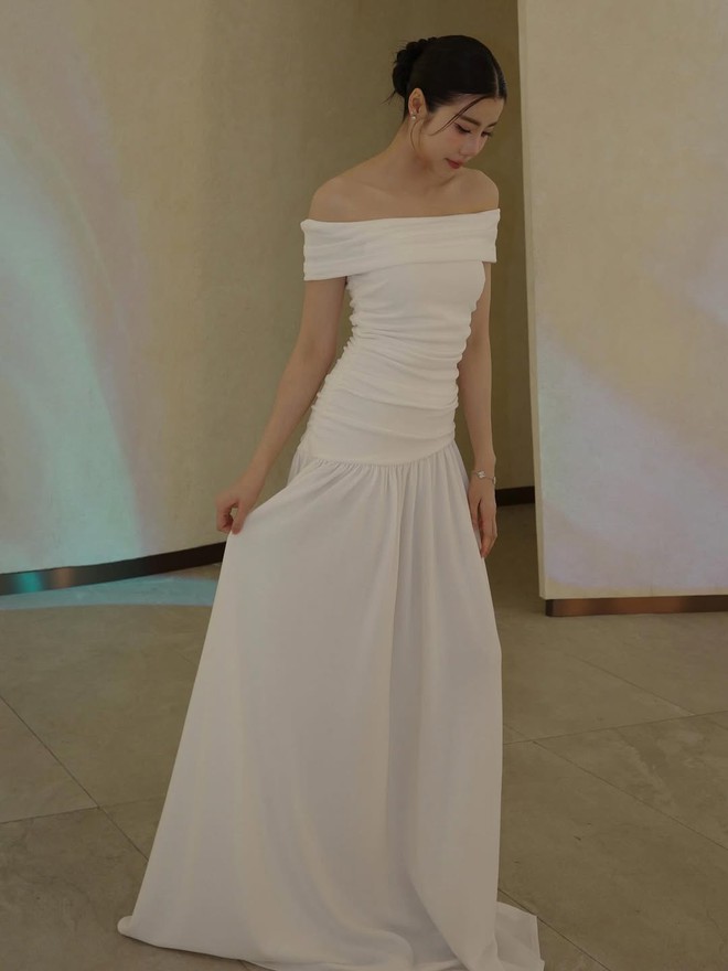 Váy dài thướt tha mang đến vẻ đẹp lãng mạn cho phong cách đầu hè- Ảnh 2.