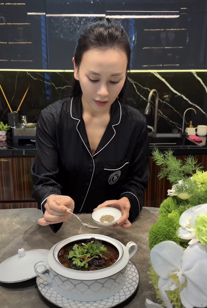 Phương Oanh lộ diện sau thời gian 'ở ẩn' - Ảnh 2.