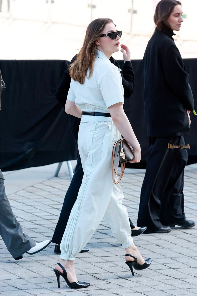 Quần tây xếp ly thanh lịch, thoải mái trở lại mạnh mẽ trên đường phố- Ảnh 8.