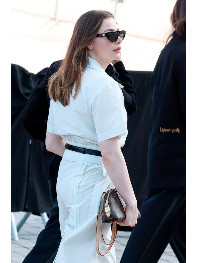 Quần tây xếp ly thanh lịch, thoải mái trở lại mạnh mẽ trên đường phố- Ảnh 7.