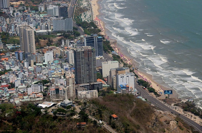 Du kh&aacute;ch hồi hộp ngắm cảnh biển TP.HCM từ trực thăng - Ảnh 2.