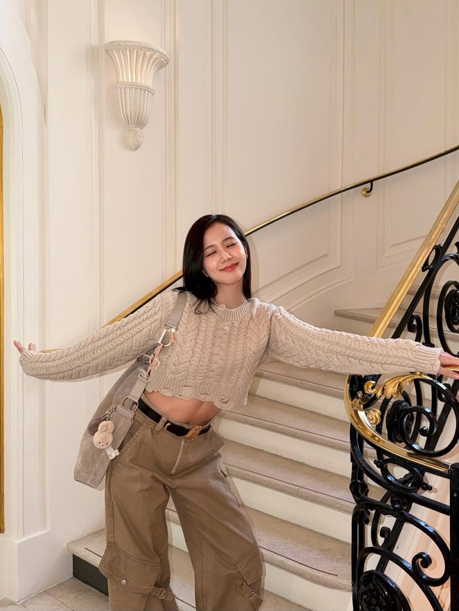 Áo crop top giúp nàng tỏa sáng trong những chuyến du lịch đầu hè  - Ảnh 3.