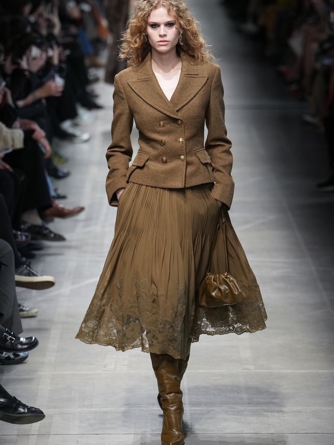 Váy midi trở lại: Vì sao chiếc váy 'lửng lơ' thống trị tủ đồ 2026?- Ảnh 3.