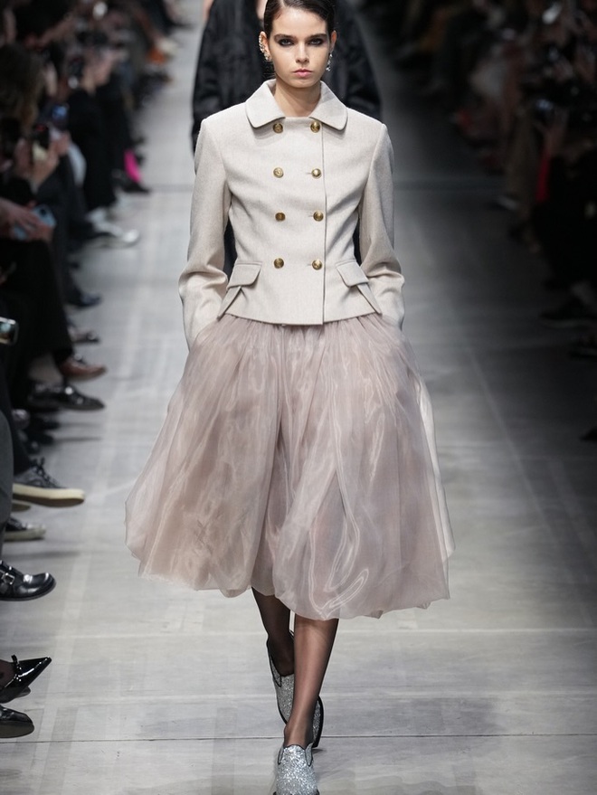 Váy midi trở lại: Vì sao chiếc váy 'lửng lơ' thống trị tủ đồ 2026?- Ảnh 4.