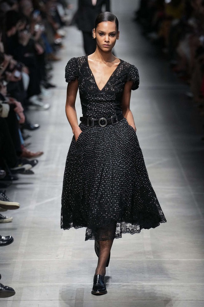 Váy midi trở lại: Vì sao chiếc váy 'lửng lơ' thống trị tủ đồ 2026?- Ảnh 1.