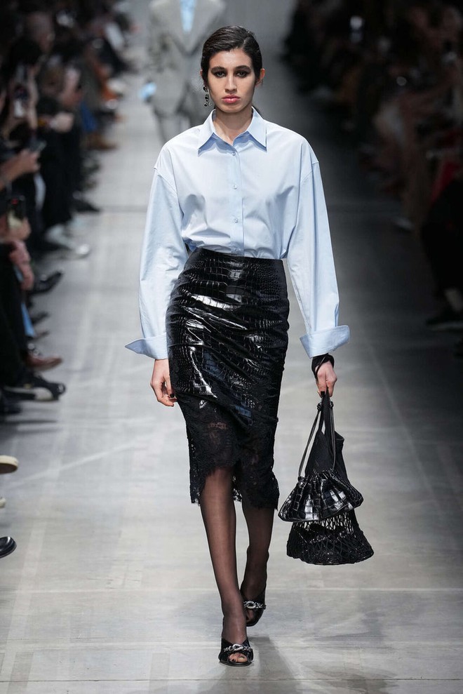 Váy midi trở lại: Vì sao chiếc váy 'lửng lơ' thống trị tủ đồ 2026?- Ảnh 2.