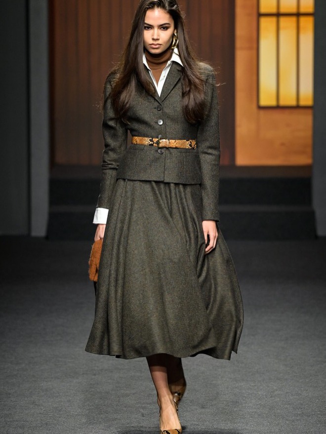 Váy midi trở lại: Vì sao chiếc váy 'lửng lơ' thống trị tủ đồ 2026?- Ảnh 9.