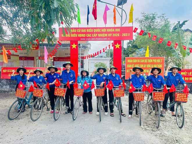 Kh&aacute;nh H&ograve;a rực rỡ cờ hoa ch&agrave;o ng&agrave;y hội bầu cử - Ảnh 9.