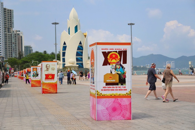 Kh&aacute;nh H&ograve;a rực rỡ cờ hoa ch&agrave;o ng&agrave;y hội bầu cử - Ảnh 3.