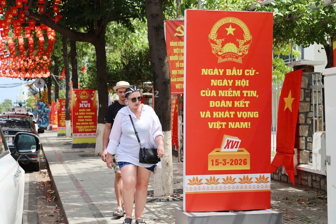 Kh&aacute;nh H&ograve;a rực rỡ cờ hoa ch&agrave;o ng&agrave;y hội bầu cử - Ảnh 4.
