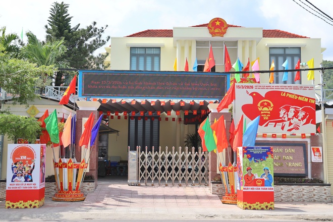 Kh&aacute;nh H&ograve;a rực rỡ cờ hoa ch&agrave;o ng&agrave;y hội bầu cử - Ảnh 6.